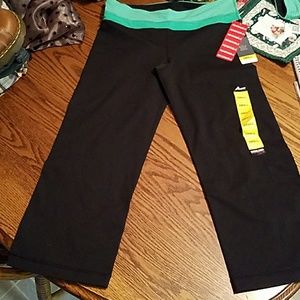 Kirkland NWT reversible cropped workout pants